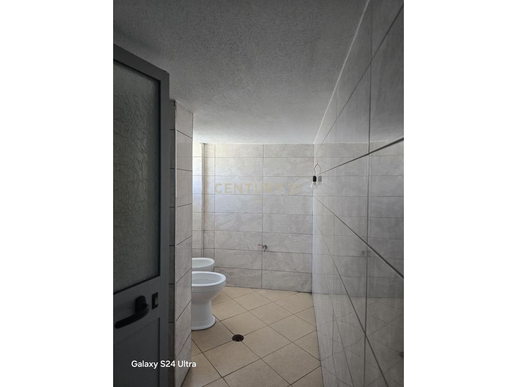 Ambient 500m2 me Qira në Shkozet, Durrës, në Rrugë Kryesore !