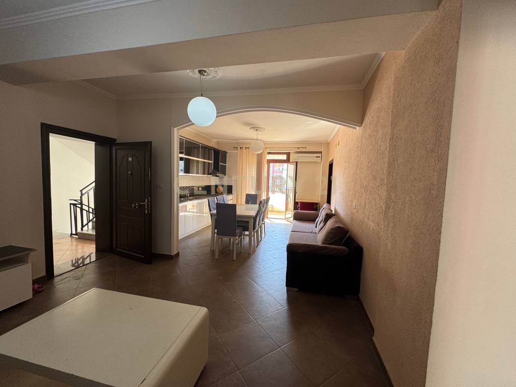 Shitet Apartament 3+1+2 Qender Lezhe