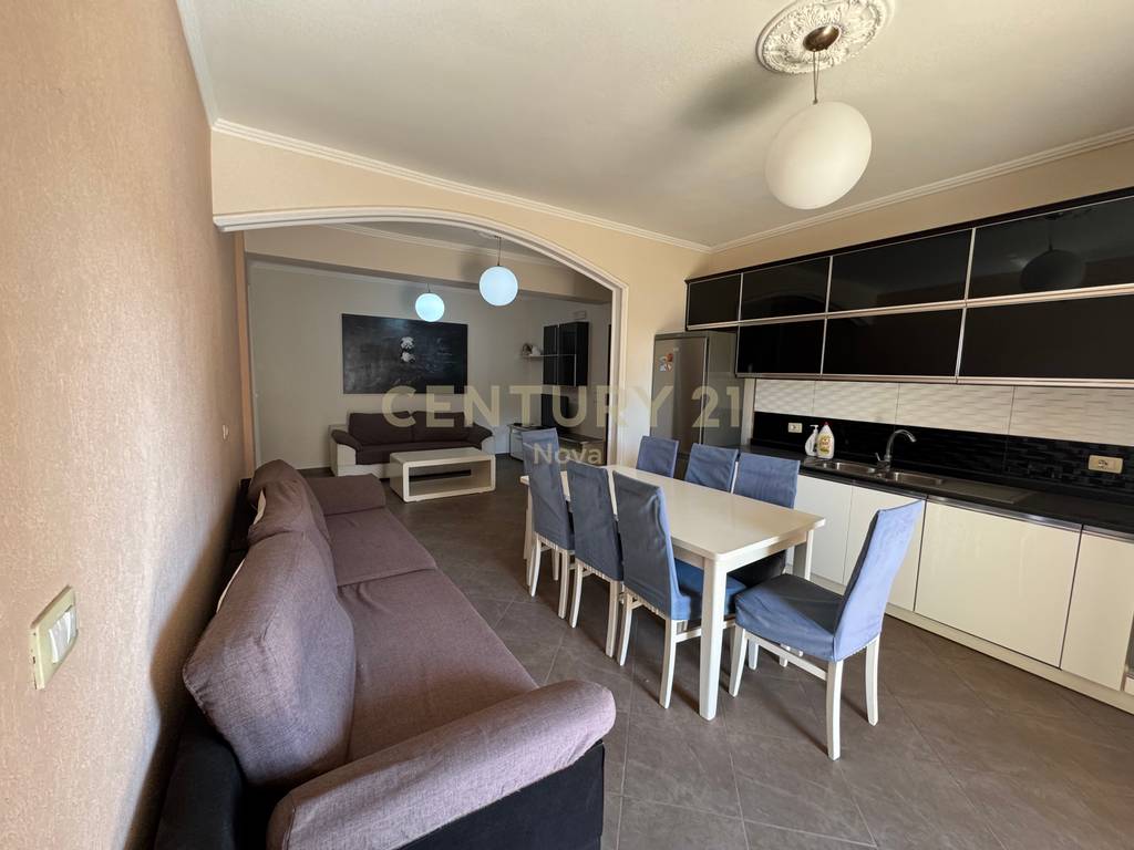 Shitet Apartament 3+1+2 Qender Lezhe