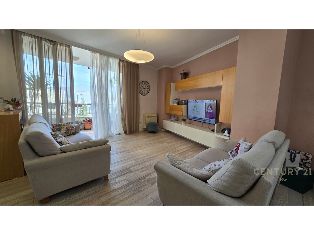 Shitet Apartament 3+1+2+poste parkimi te Rruga Peti  !!