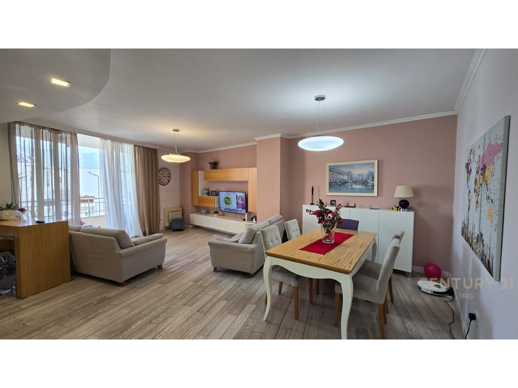 Shitet Apartament 3+1+2+poste parkimi te Rruga Peti  !!