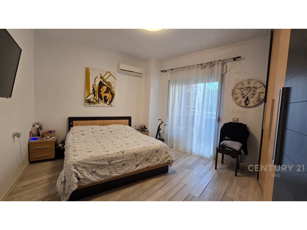Shitet Apartament 3+1+2+poste parkimi te Rruga Peti  !!