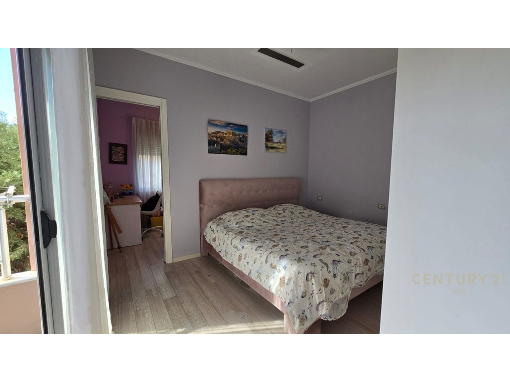 Shitet Apartament 3+1+2+poste parkimi te Rruga Peti  !!