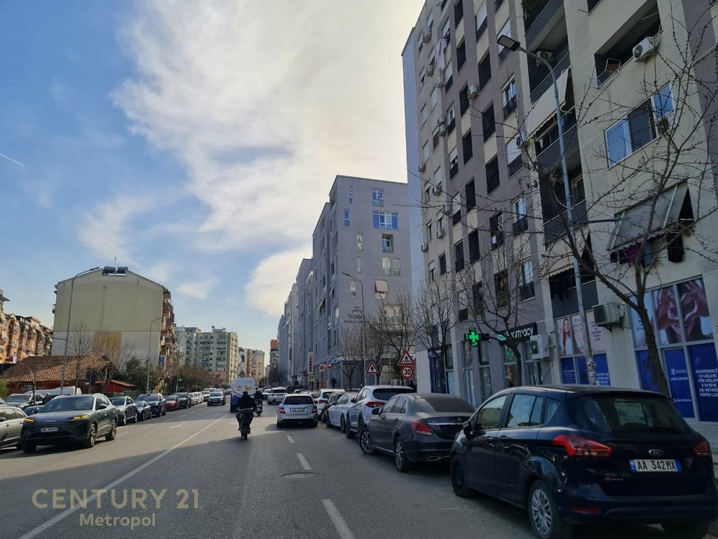 Jepet me Qira Njësi Shërbimi, pranë Rrugës Komuna e Parisit!