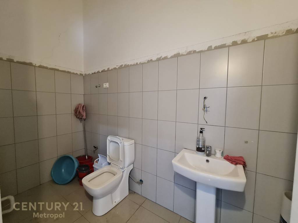 Jepet me Qira Njësi Shërbimi, pranë Rrugës Komuna e Parisit!