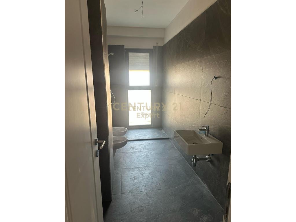 JAPIM ME QIRA APARTAMENT 2+1+2  PER ZYRE TEK BULEVARDI I RI!