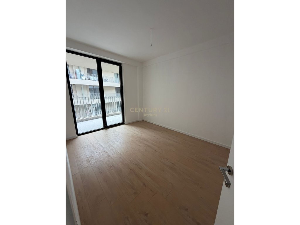 JAPIM APARTAMENT 3+1 ME POST PARKIMI ME QIRA TEK MINE PEZA!