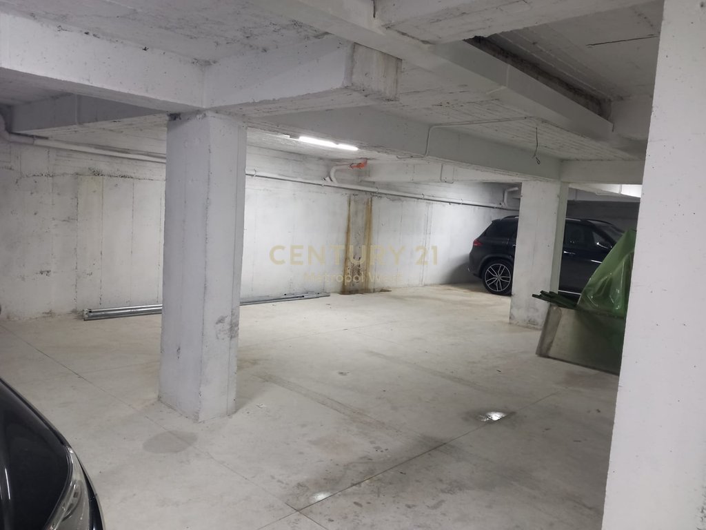 Parkim For Sale në Kombinat, Tiranë - 210.000€ | 394 m²