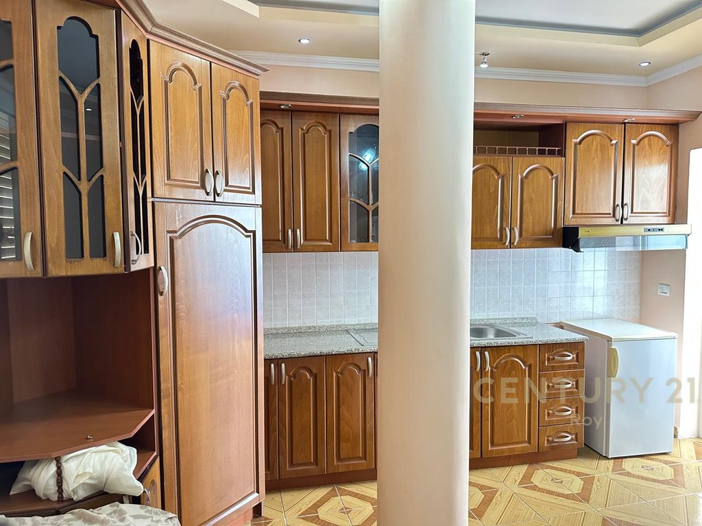 Shitet Apartament 2+1 + Garazh 20 m²  Ne Durrës