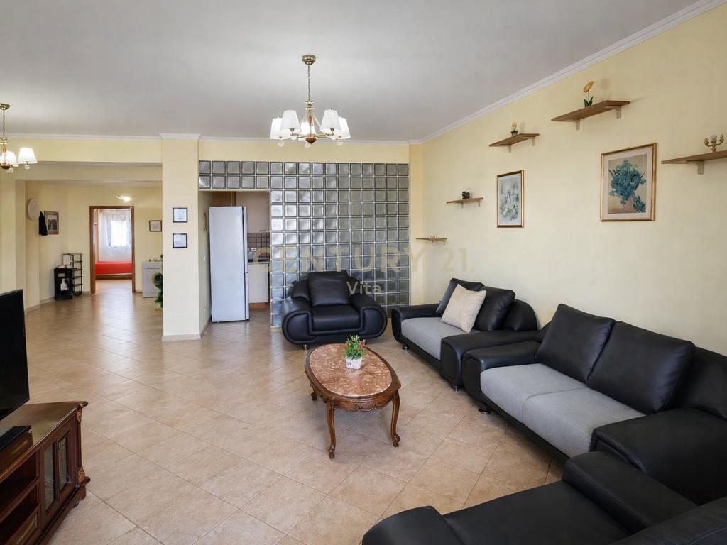 APARTAMENT 3+1 ME QIRA  NE QENDER TE DURRESIT ME PAMJE PANORAMIKE NGA DETI DHE PORTI!
