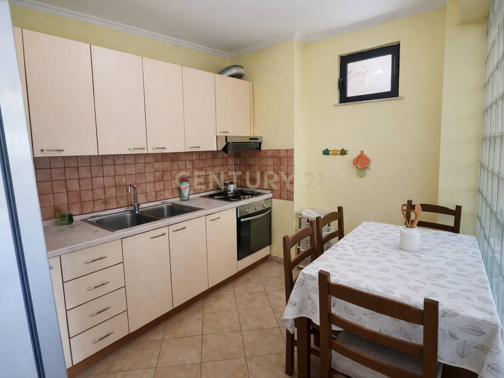 APARTAMENT 3+1 ME QIRA  NE QENDER TE DURRESIT ME PAMJE PANORAMIKE NGA DETI DHE PORTI!