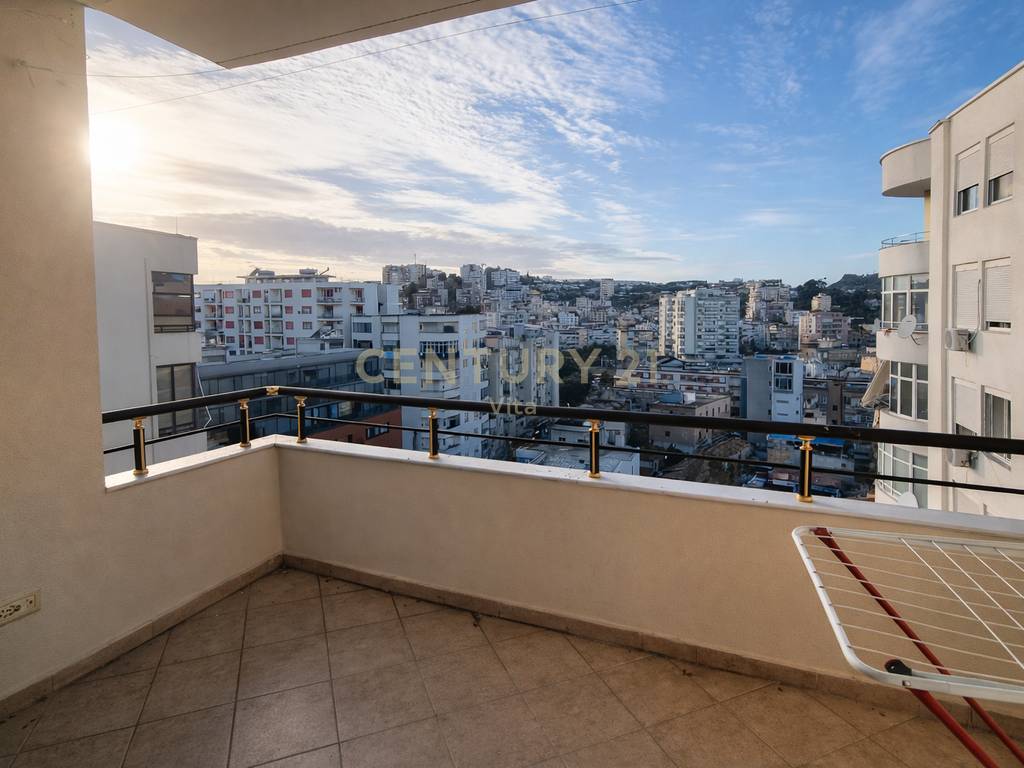APARTAMENT 3+1 ME QIRA  NE QENDER TE DURRESIT ME PAMJE PANORAMIKE NGA DETI DHE PORTI!