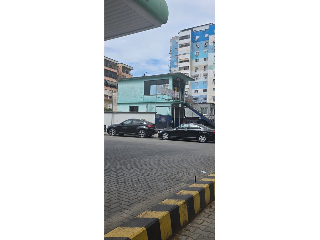 LAPRAKË- SHITET GODINË 2 KATE – BUZË RRUGE KRYESORE!