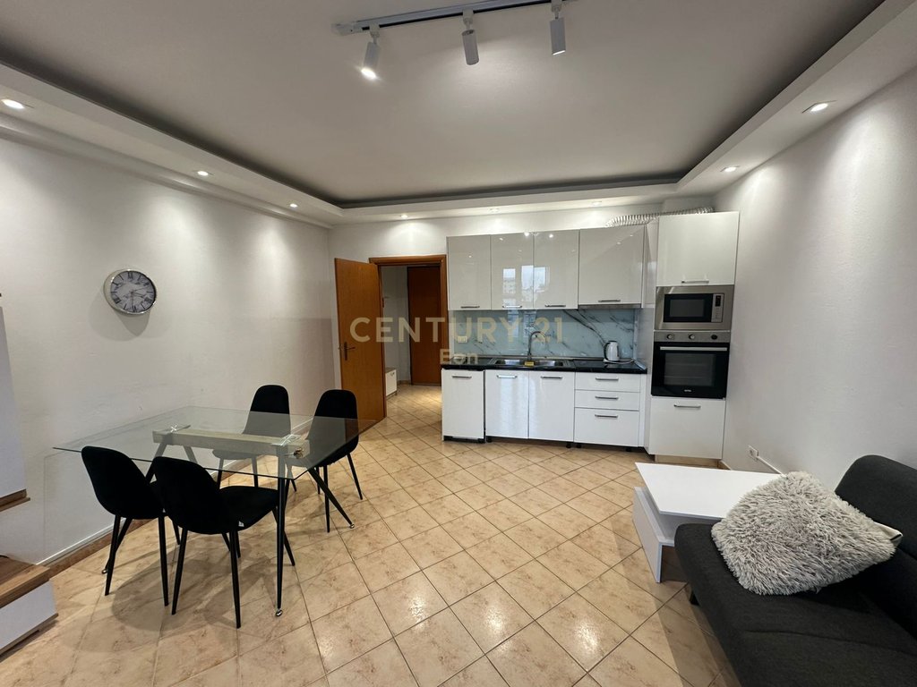 SHESIM APARTAMENT 1+1 NE QENDER TE DURRESIT, PALLATI SPORTIT !