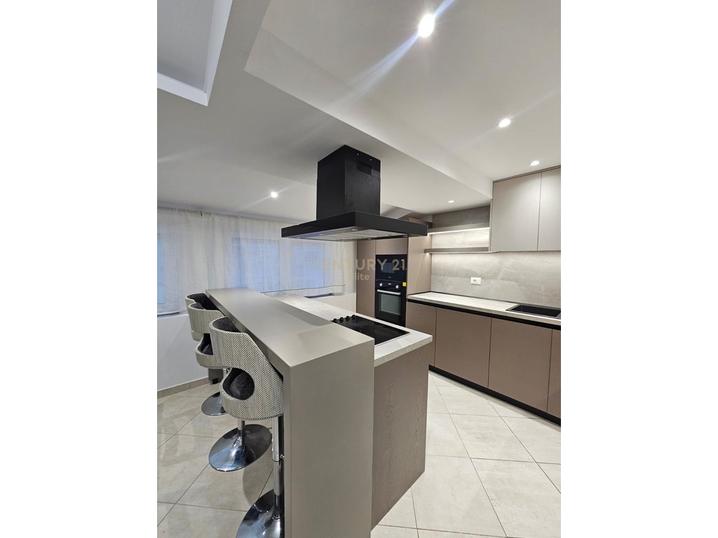 PENTHOUSE ME QIRA NE SHKOZE | 2+1+2+2 Poste Parkimi
