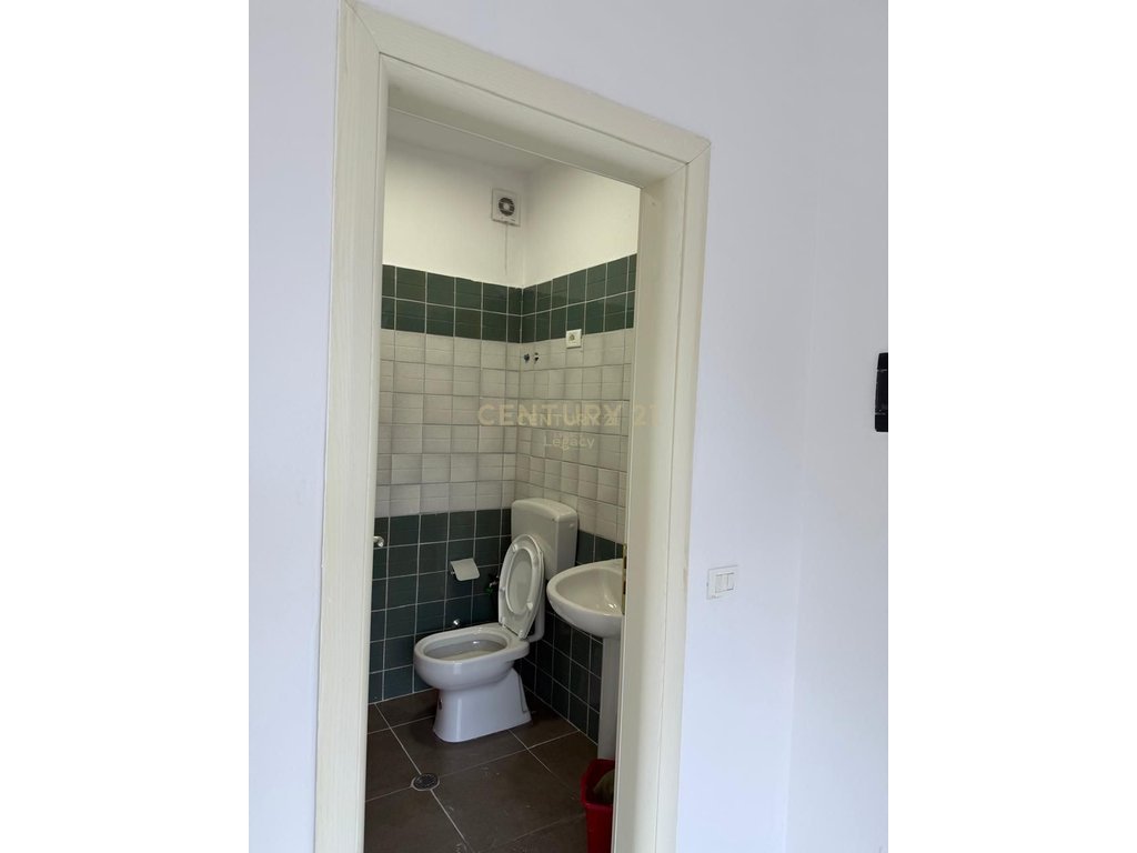 Ambient Biznesi me Qira – Pranë Aksit Kryesor Rrugor, Fresk