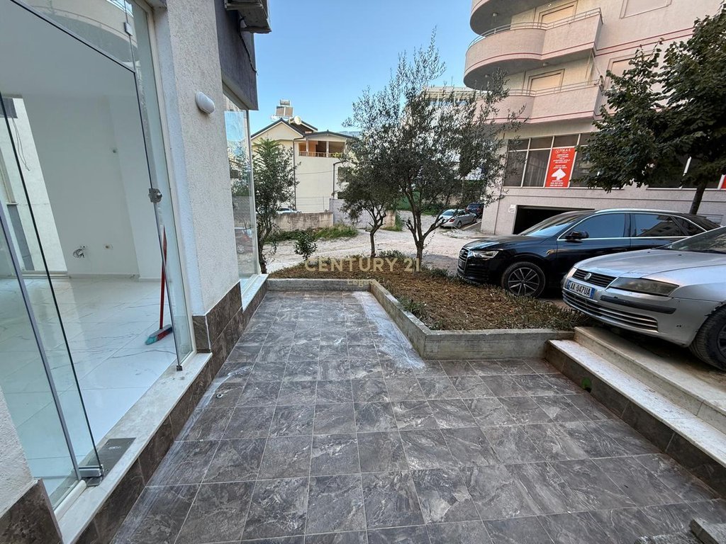 Ambient Biznesi me Qira – Pranë Aksit Kryesor Rrugor, Fresk