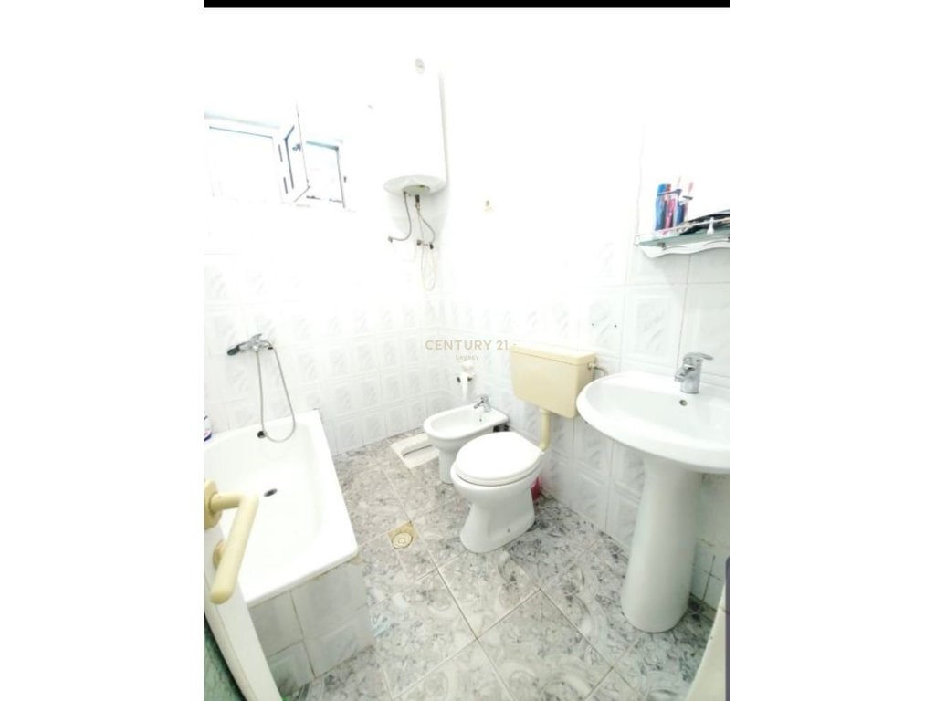 Shitet apartament 2+1 në Pogradec