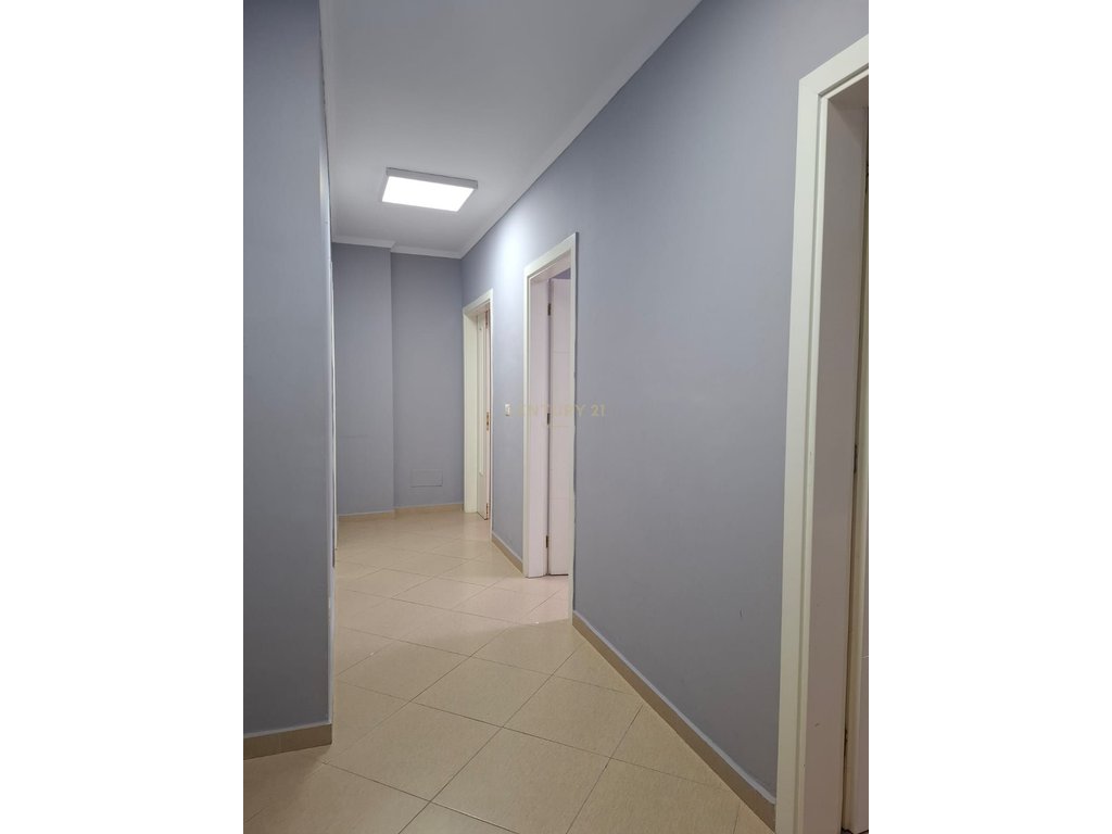 Apartament 2+1 me qera per zyra - Perballe Parlamentit