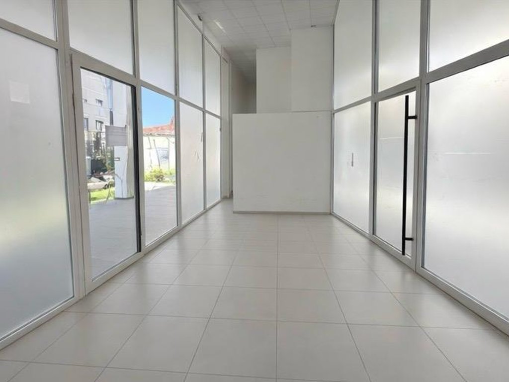 Ambient Komercial me Qira në Rrugën Barrikadave