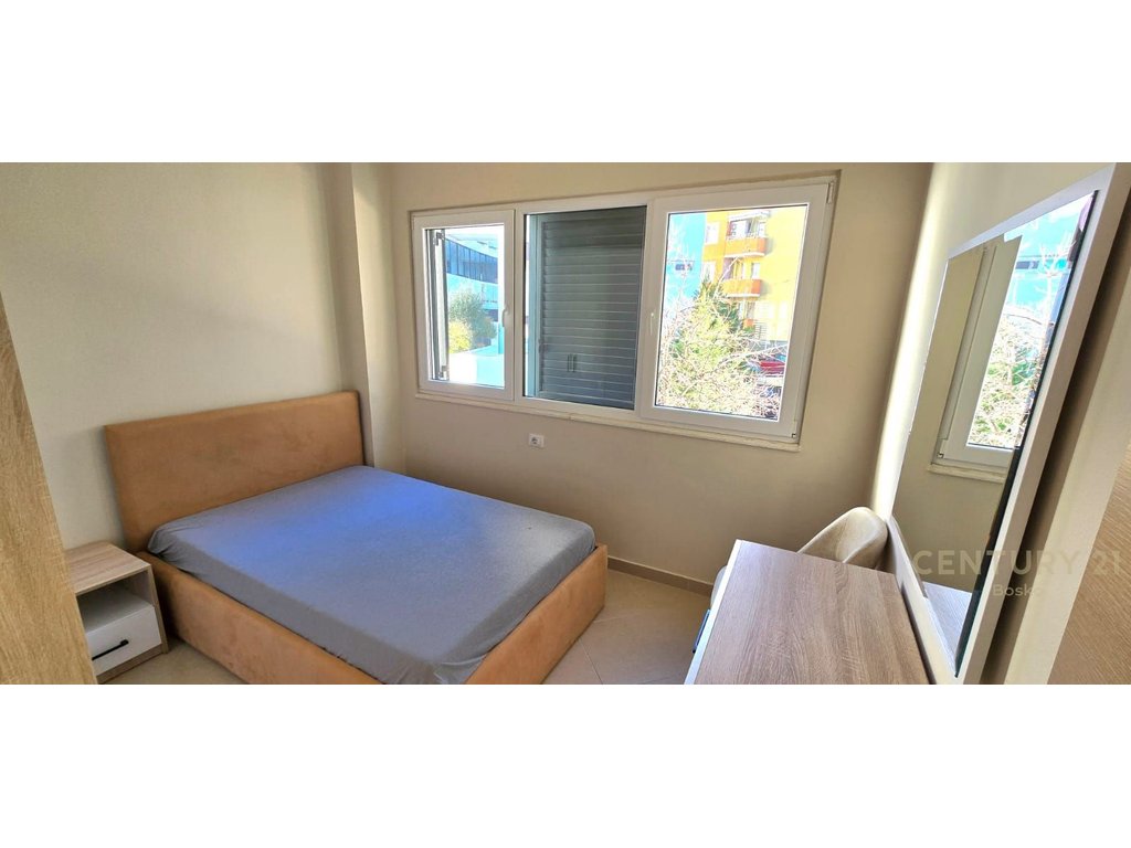 Shitet apartament 2+1+2 Ballkone në zonën e Liqenit të Thatë, pranë Hotel Radisson.