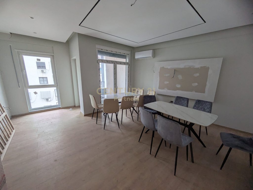 APARTAMENT 2+1+2 PER SHITJE NE RRUGEN 5 MAJI PRANE CONCORD CENTER