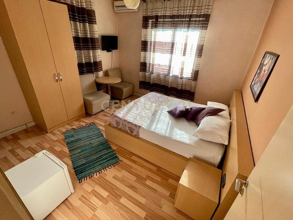 Hotel me 12 Dhoma dhe ambient per Bar-Restorant, në rrugen kryesore Laprake