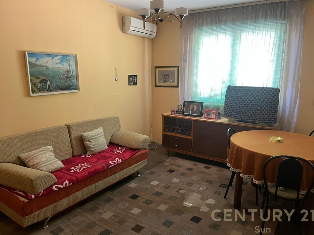 SHITET APARTAMENT 3+1 PRANE ISH PROFARMES
