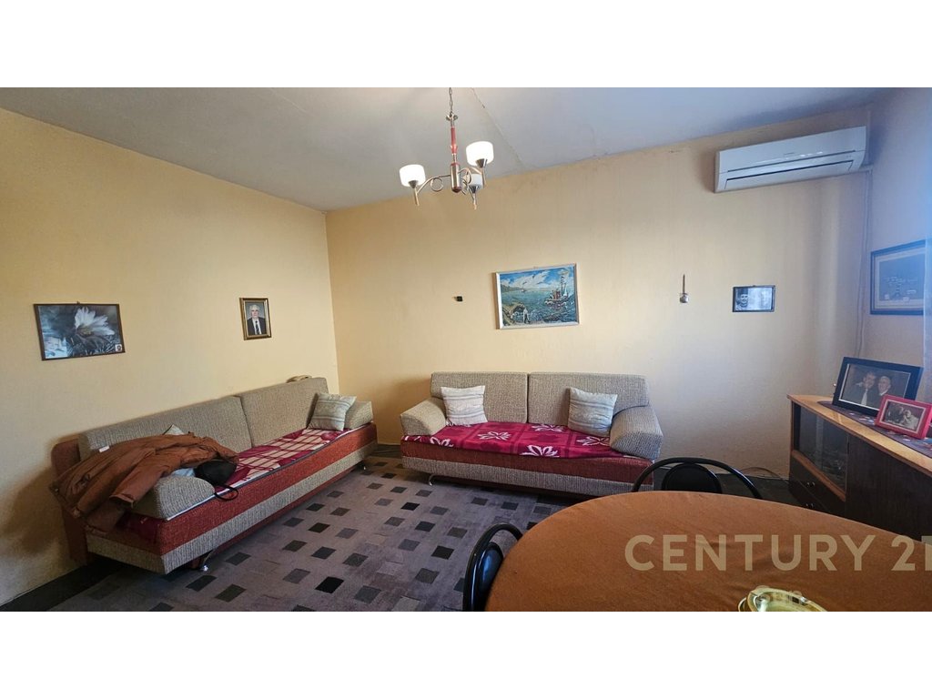 SHITET APARTAMENT 3+1 PRANE ISH PROFARMES