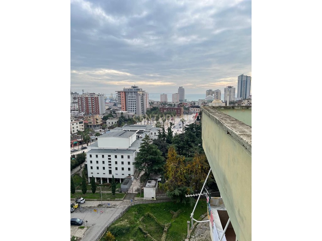 Penthouse për qera në zemër të Durrësit me pamje 360 grade.