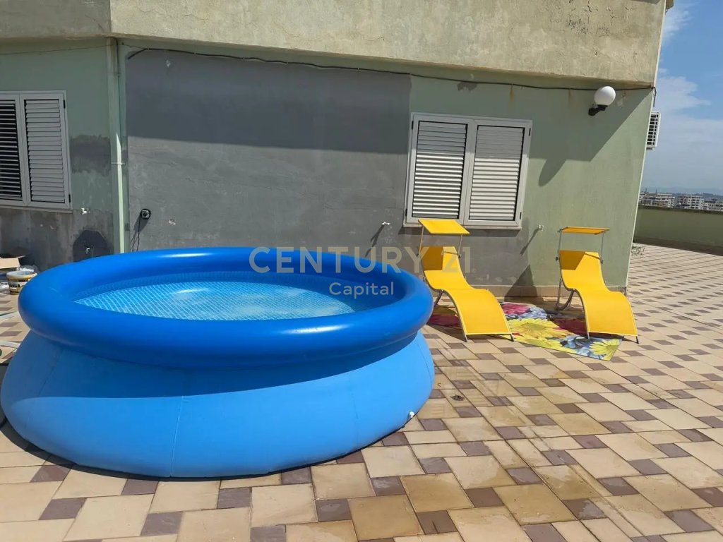 Penthouse për qera në zemër të Durrësit me pamje 360 grade.