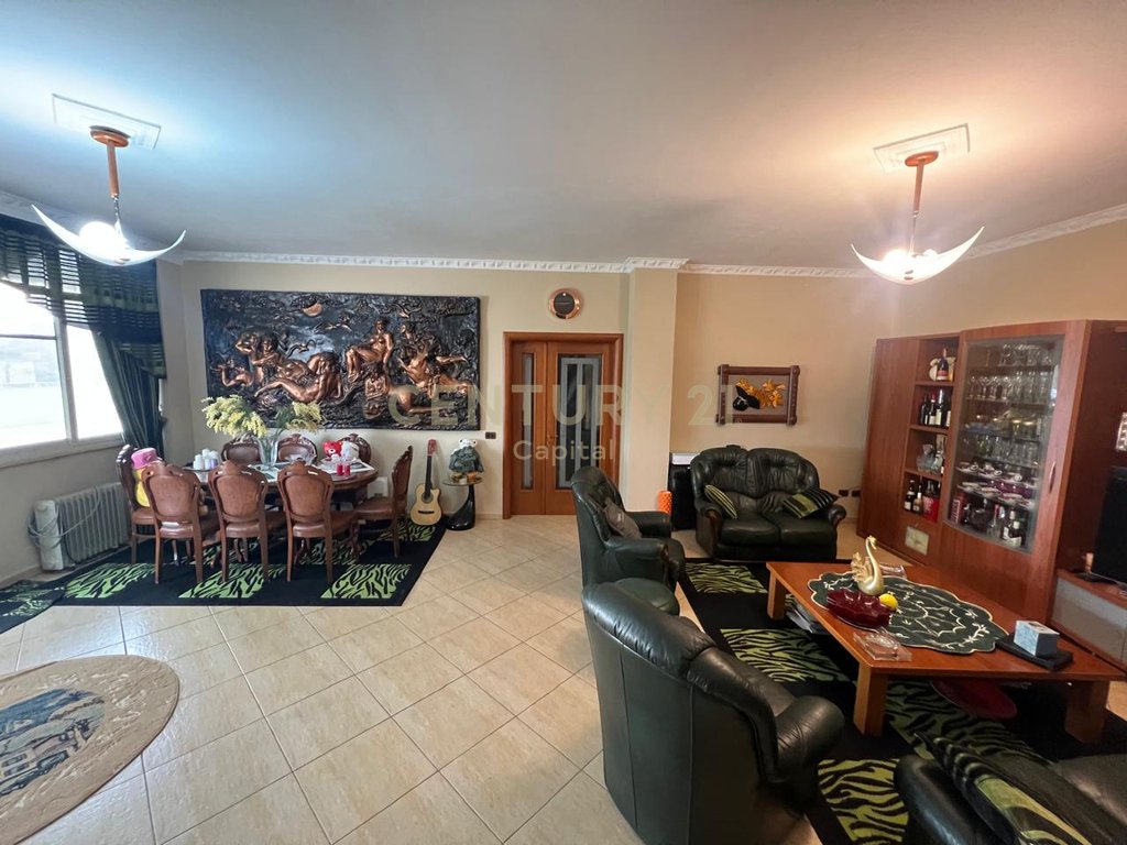 Penthouse për qera në zemër të Durrësit me pamje 360 grade.