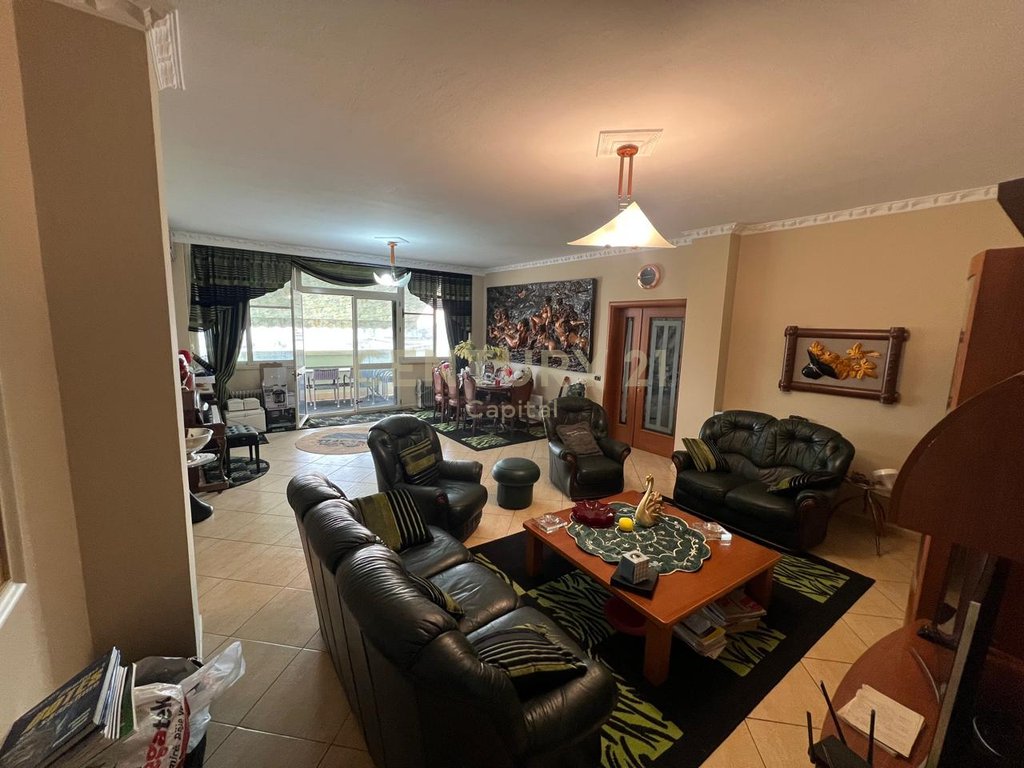 Penthouse për qera në zemër të Durrësit me pamje 360 grade.