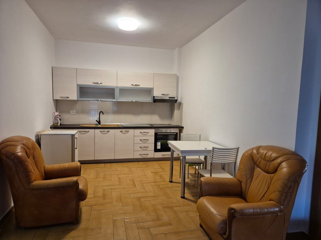 Apartament 2+1 Me Qira në Rruga e Kavajës,perball shkolles Kongresi Manastirit rruga Him Kolli  Tiranë - 700 MIJE LEKE  | 90 m²