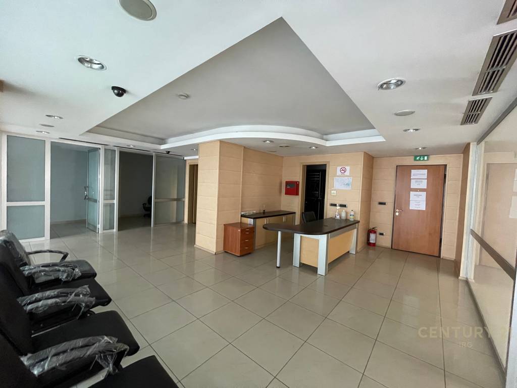 Ambjent komercial 300m2 te mbikalimi i Komunes se Parisit