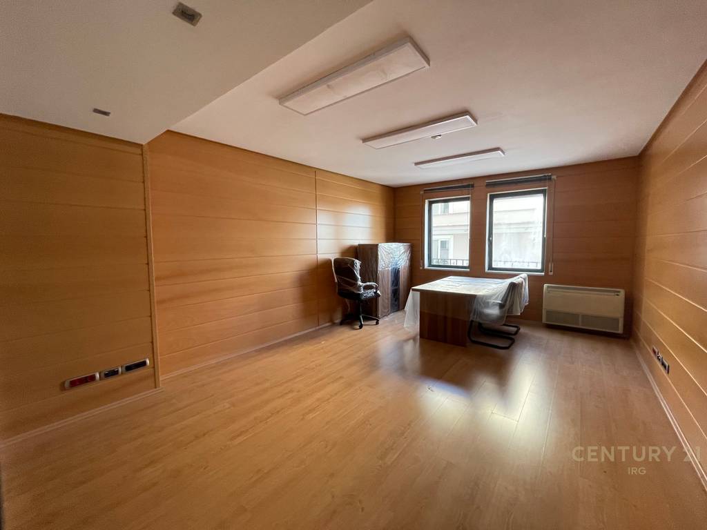 Ambjent komercial 300m2 te mbikalimi i Komunes se Parisit