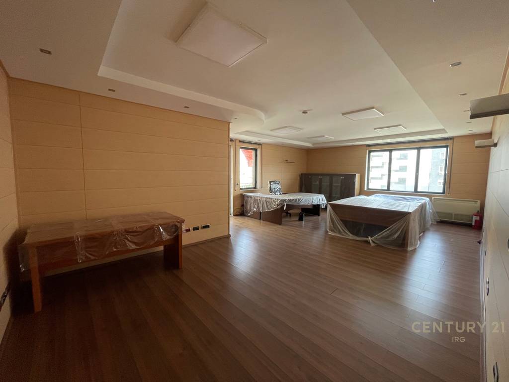 Ambjent komercial 300m2 te mbikalimi i Komunes se Parisit