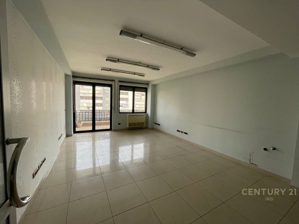 Ambjent komercial 300m2 te mbikalimi i Komunes se Parisit