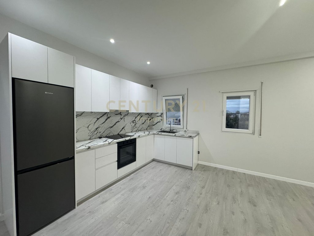 Jepet me qira Apartament 2+1 me Verandë – Kodra e Priftit