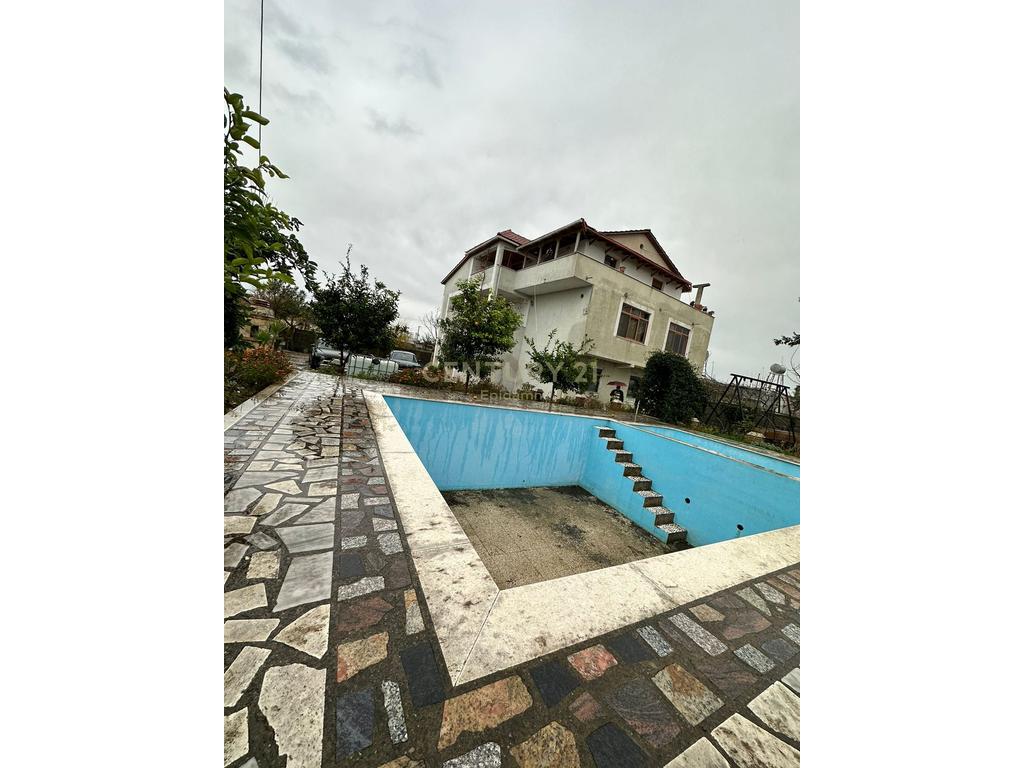 Vilë  Në Shitje në Durrës, Sektori Rinia - 320,000€ | 500 m²
