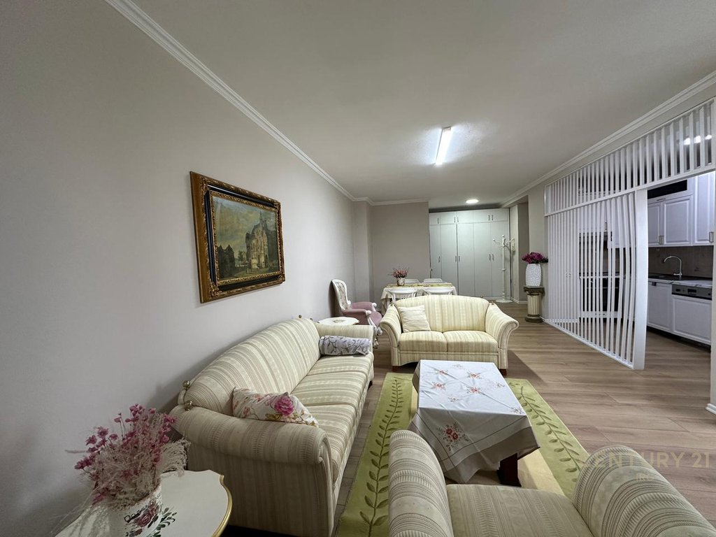 Apartament me qira në Qendër, përballë Parlamentit!!