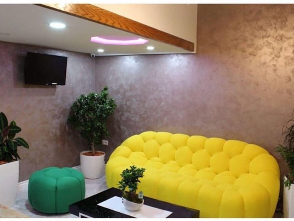 Jepet me Qira – Ambient Duplex i Mobiluar Qender Estetike,  Parukeri