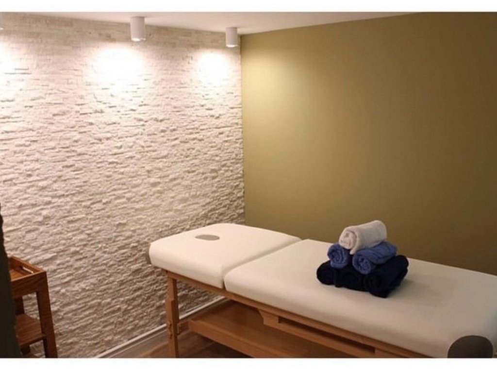 Jepet me Qira – Ambient Duplex i Mobiluar Qender Estetike,  Parukeri