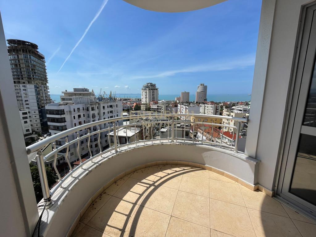 Jepet me qira apartament 2+1+2T ne qender te Durresit!