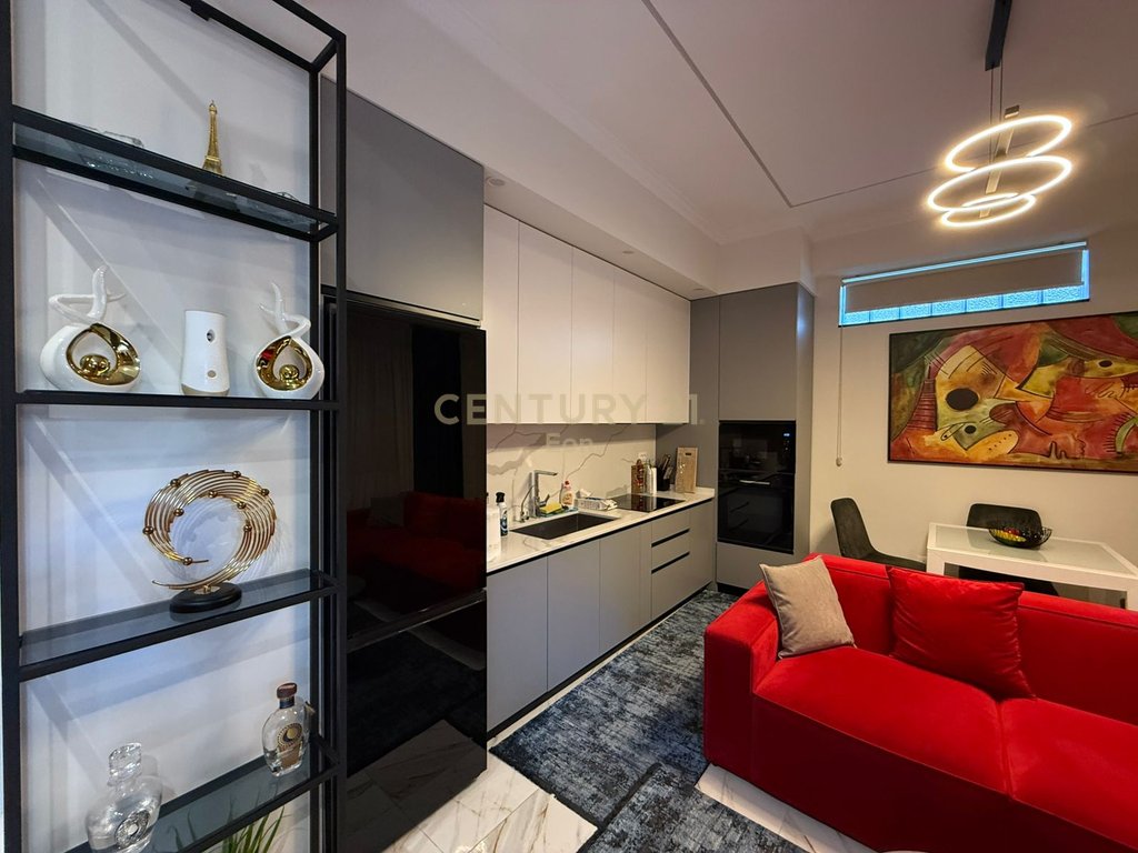 SHITET APARTAMENT 1+1 , E MOBILUAR NE DETAJE PRANE MUZEUMIT DURRES !