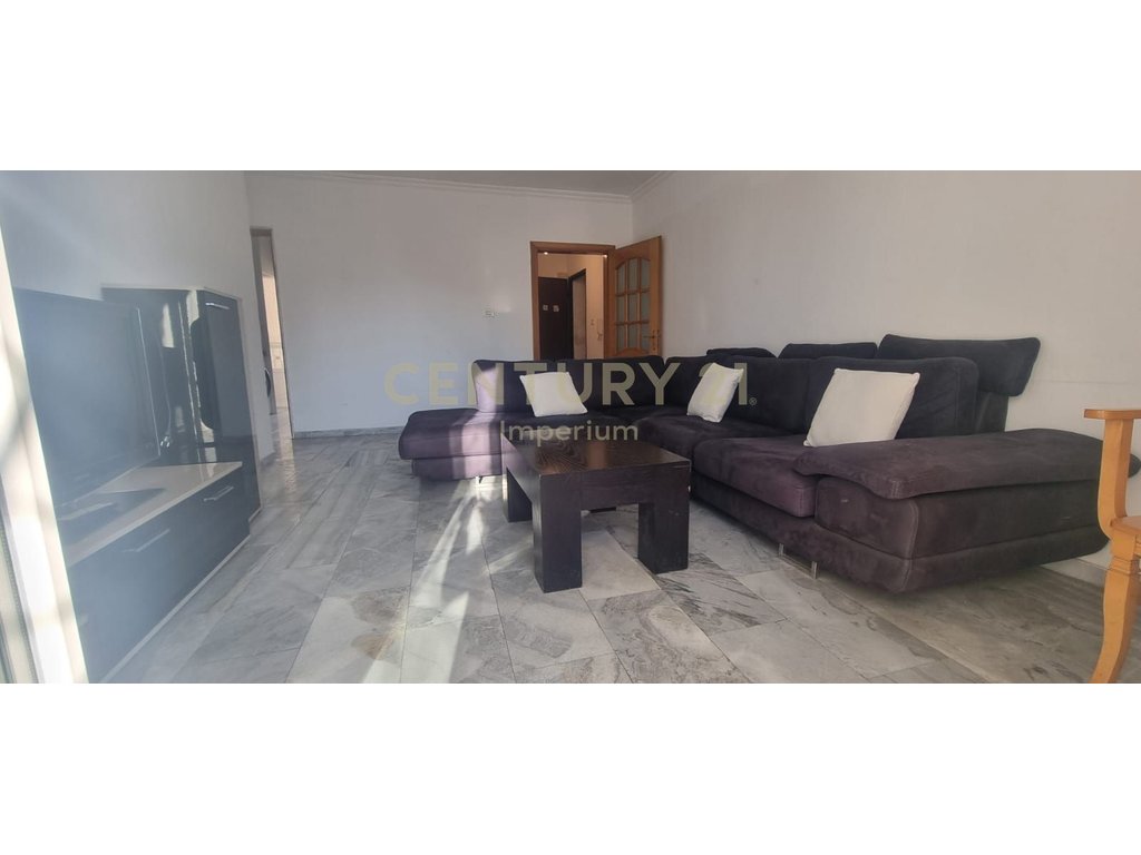 Apartament 2+1 me kuzhinë të veçuar dhe 2 ballkone për QIRA – Laprakë, Tiranë
