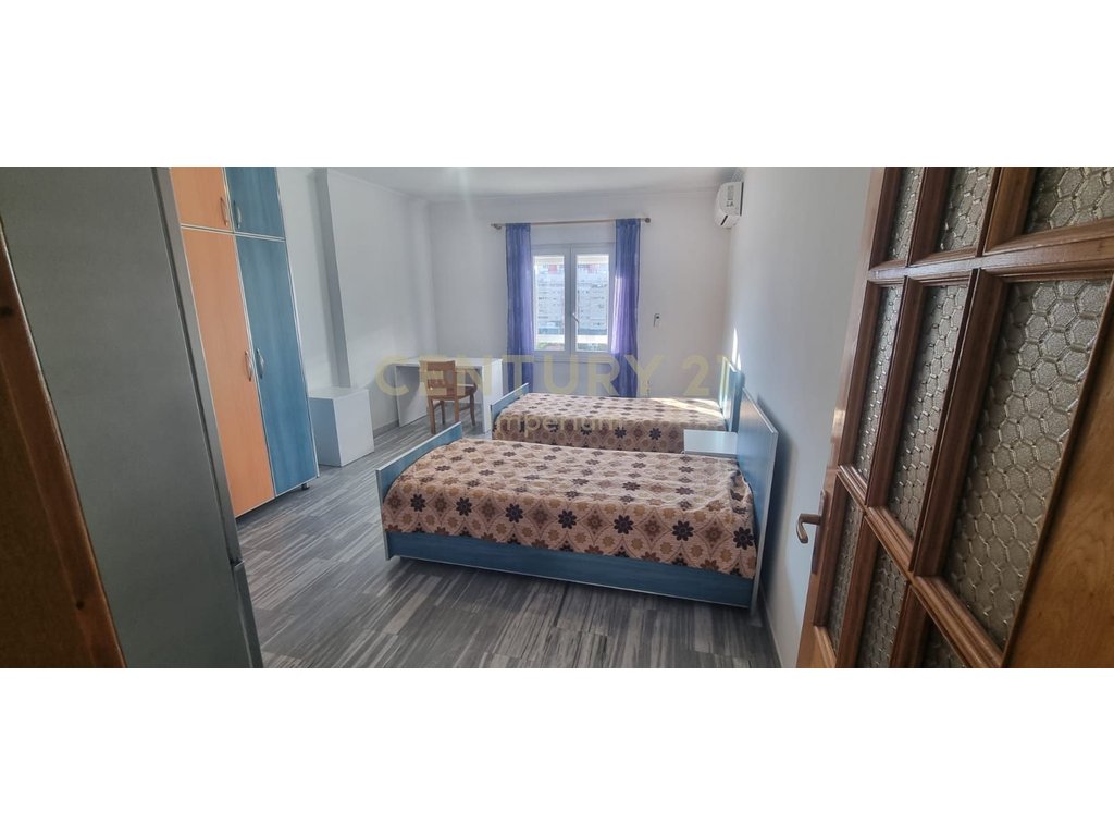 Apartament 2+1 me kuzhinë të veçuar dhe 2 ballkone për QIRA – Laprakë, Tiranë
