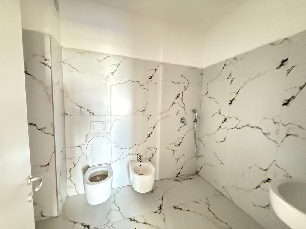 Shitet Apartament 2+1 me Verandë në Unazën e Re!