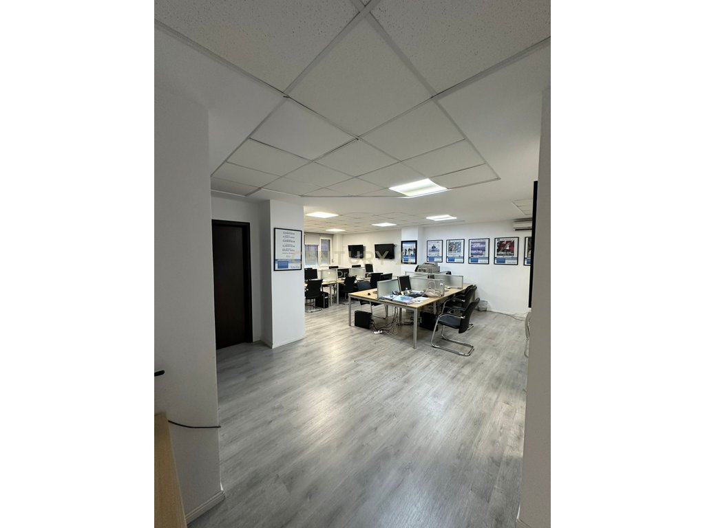 Shitet Apartament 2+1 (funksionon si zyra) Perball Juridikut !