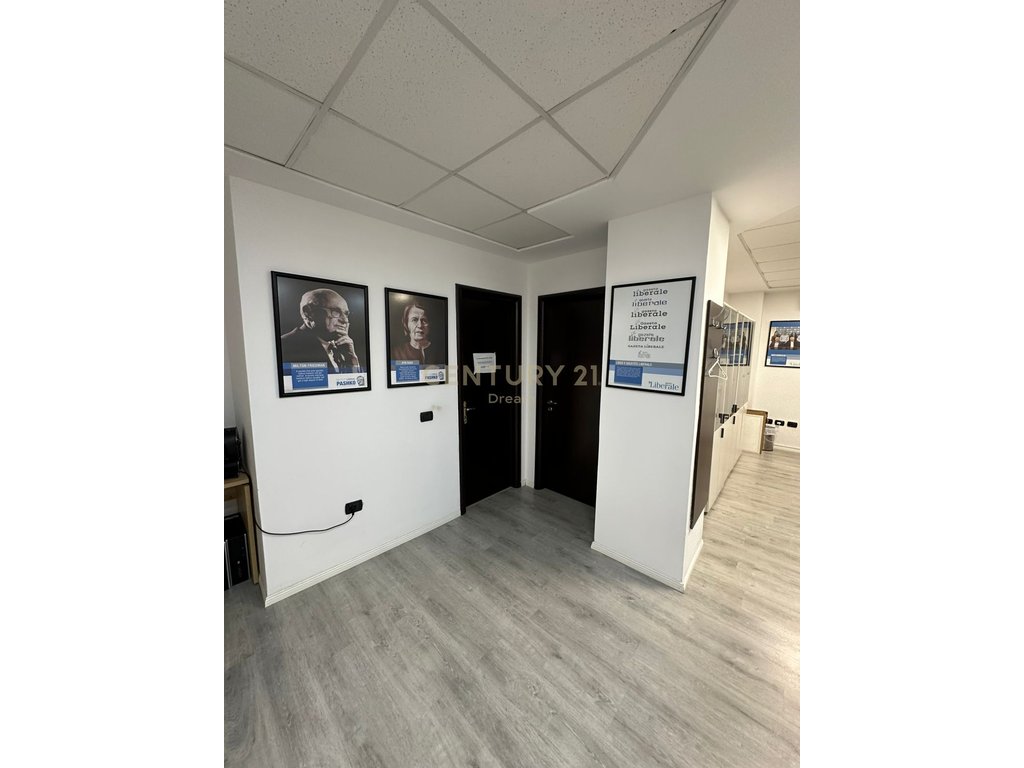 Shitet Apartament 2+1 (funksionon si zyra) Perball Juridikut !